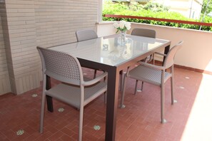 Outdoor dining - Ostia-apartment 50 mt from the beach, near historic center-sea view (Lido di Ostia)