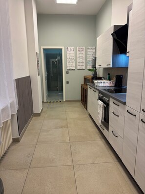 Kühlschrank, Ofen, Herdplatte, Geschirrspüler