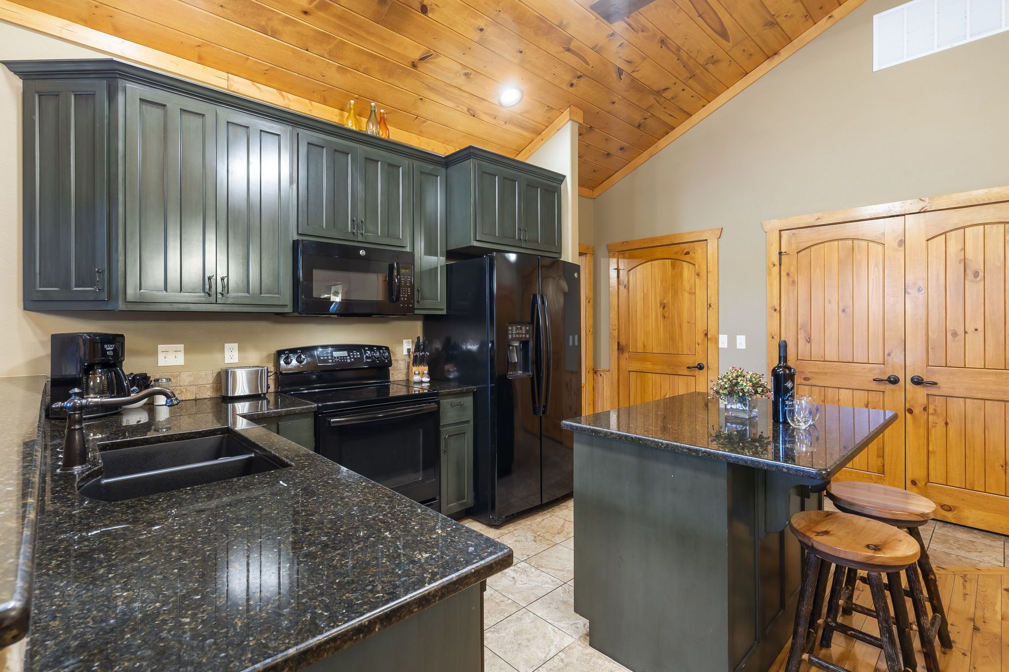 冷蔵庫、電子レンジ、オーブン、コンロ