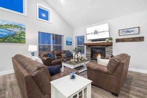 Smart TV, fireplace - Lake View Condo with Private Hot Tub, $400 Free Daily Tickets & Unique Layout (Kimberling City)