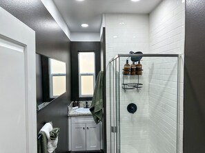 Shower, hair dryer, towels, soap - Cozy 2BR Duplex in Downtown LA
 (Los Angeles)