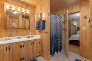 Hårtork, handdukar och toalettpapper