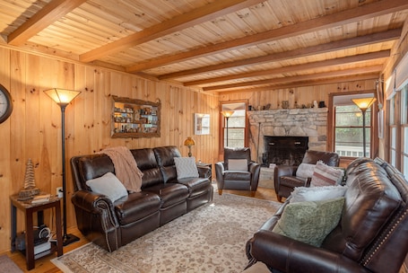 Interior. 20min to Sapphire Resort with Amenities+Wii&Xbox!