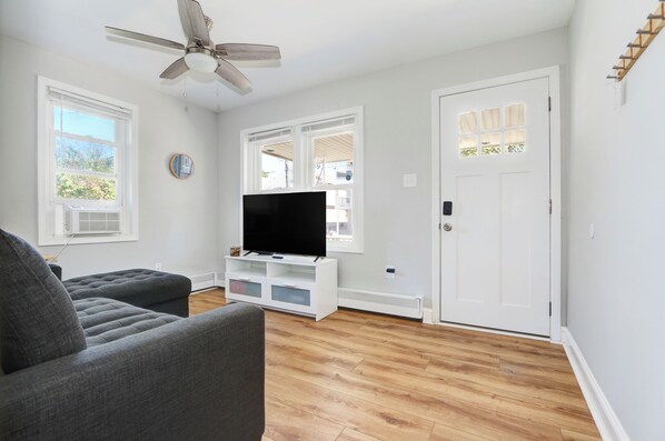 TV - Comfortable 2BR - 1.5 Blocks to Beach, Boardwalk, Convention Center! (Wildwood)