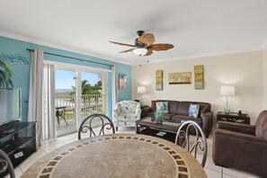 TV, tavolo da ping pong