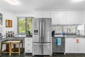 Fridge, microwave, oven, stovetop - BY THE SEA VACATION VILLAS 2 BED/POOL/TWO BLOCKS TO BEACH/PRIVATE DECK (Deerfield Beach)