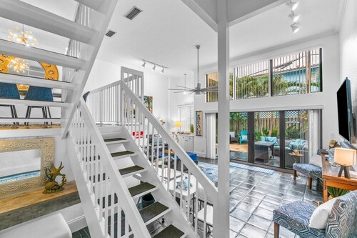 BY THE SEA VACATION VILLAS 2 BED/POOL/TWO BLOCKS TO BEACH/PRIVATE DECK