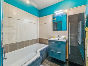 Shower, free toiletries, hair dryer, towels - Appartement Ollier - Welkeys (Villeurbanne)