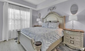 Room - Convenient location to all stores. Cozy furnished home. All amenities!  (Fort Myers)