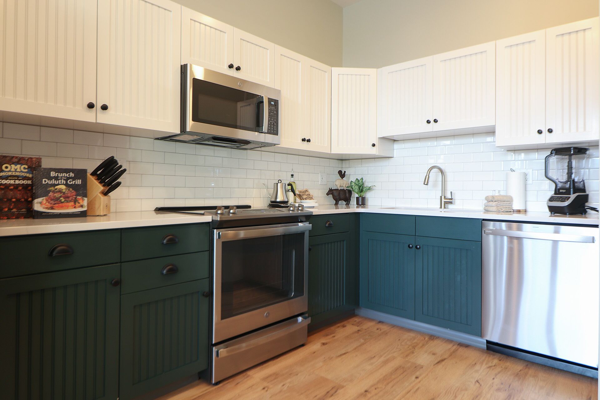 Kylskåp, mikrovågsugn, ugn och spishäll