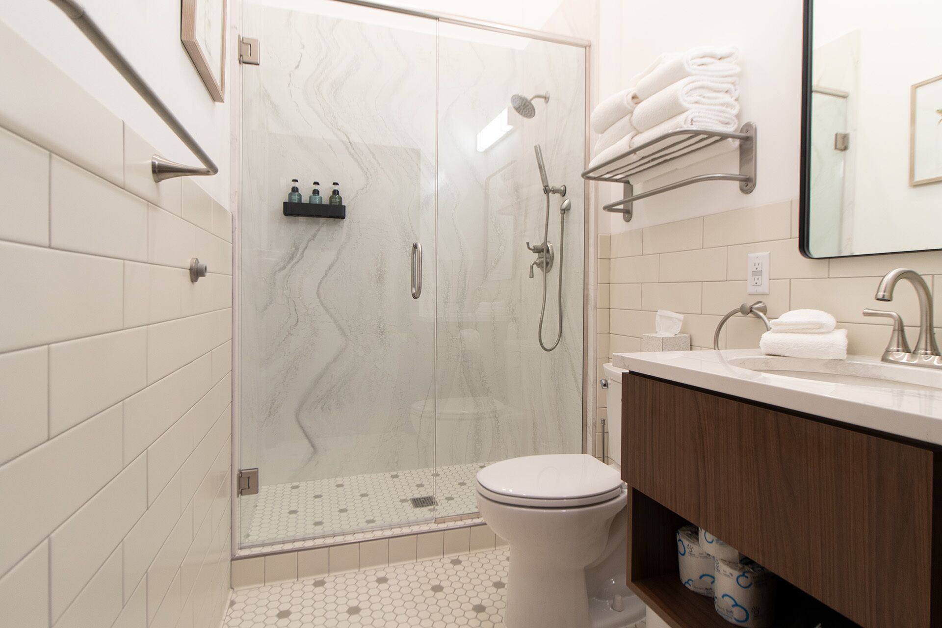 Een douche, een haardroger, handdoeken