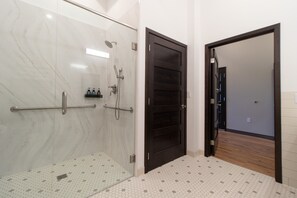 Dusche, Haartrockner, Handtücher