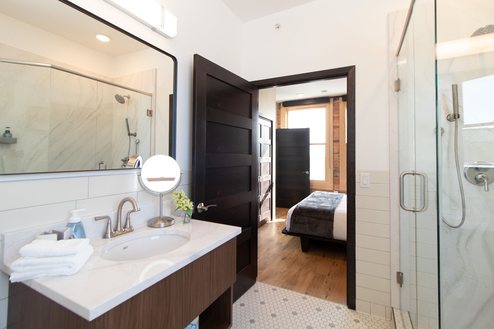 Een douche, een haardroger, handdoeken