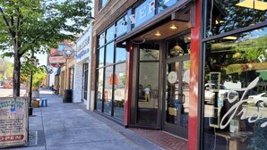 Une devanture de magasin avec de grandes vitrines et une enseigne sur laquelle on peut lire : « FROST RIVER TRADITION ».