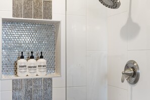 Combined shower/tub, towels, soap, shampoo - Fairmount Inn (Scottsdale)