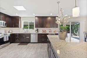 冰箱、微波炉、烤箱、洗碗机