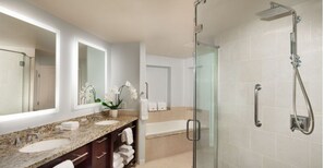Secadora de cabello, toallas, jabón, papel de baño 