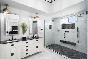 Nhà | Phòng tắm | Vòi sen/bồn tắm kết hợp, khăn tắm, xà phòng, dầu gội 