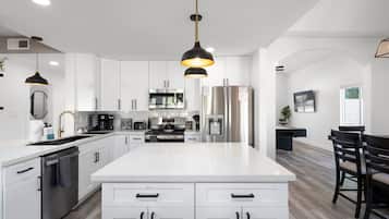 Casa | Cocina privada | Refrigerador, microondas, horno y lavavajillas