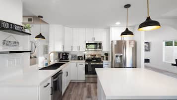 Casa | Cocina privada | Refrigerador, microondas, horno y lavavajillas