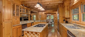 Chic Lodge 0.6m to Ski/Tube Resort+Winter Mtn Views