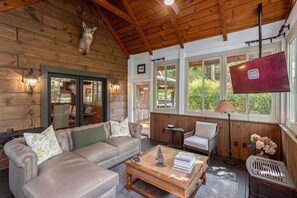 Interior - Chic Lodge 0.6m to Ski/Tube Resort+Winter Mtn Views (Sapphire)