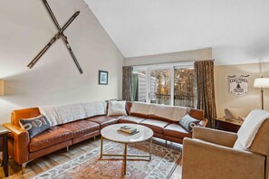 TV, fireplace, offices - New Ski Mtn Condo, Walk to Ski Hill - Kingswood 6C (Quechee)