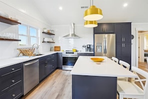 Réfrigérateur, four à micro-ondes, un four, surface de cuisson
