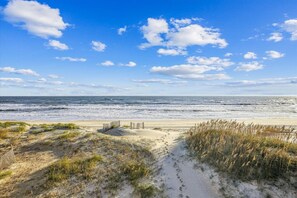 Beach - Unbeatable oceanfront views! Beautifully decorated and well maintained! (Nags Head)
