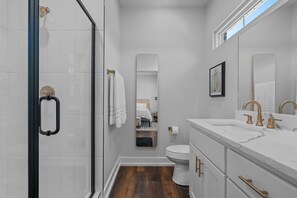 Ducha, secador de pelo, toallas, jabón