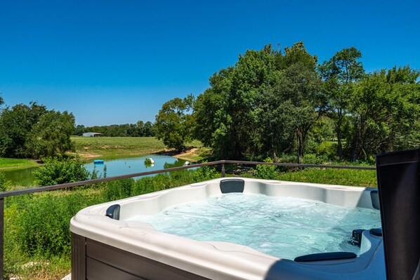 Outdoor spa tub