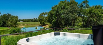 Brand New Cabin w/ Hot Tub, King Beds, 5m from Lake Hamilton, "Guest Favorite"