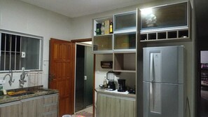Fridge, microwave, oven, stovetop - Casa Refúgio Itanhaém (Balneário Tupy Itanhaém)