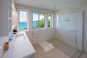 Dusche, Haartrockner, Handtücher