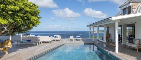 Een verwarmd zwembad