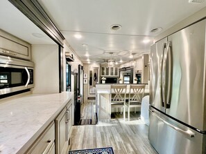 ثلاجة، ميكروويف، فرن، م�وقد طهي مسطح