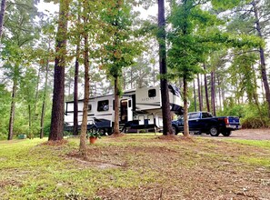 Property grounds - "Lakeside Paradise: RV Sleeps 6 @Lake Sam Rayburn - The Perfect Getaway Awaits!" (Etoile)