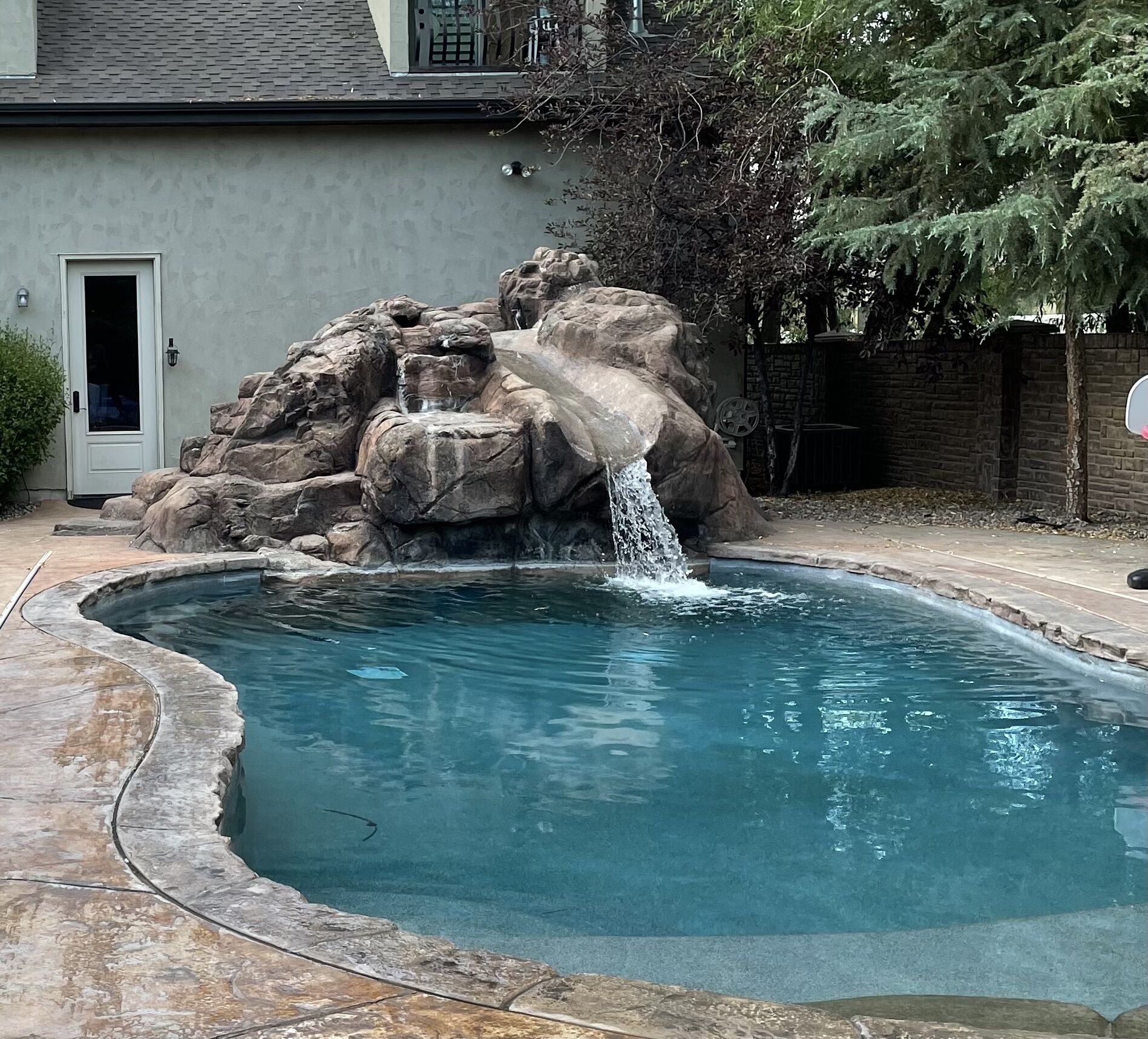 Pool, hot tub, fast access to ski resorts and other fun spots.  Cozy and warm 