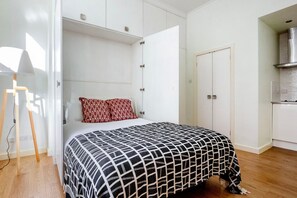 Iron/ironing board, WiFi, bed sheets - Impeccable Marylebone Studio, nr Transport & Schools, by Blueground (London)