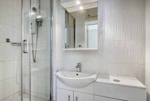 Hair dryer, towels - Impeccable Marylebone Studio, nr Transport & Schools, by Blueground (London)