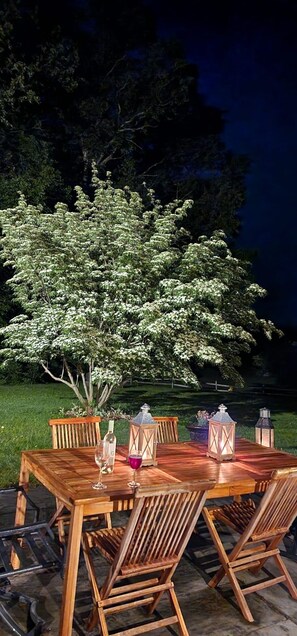 Outdoor dining - Serene and Refined Berkshires Retreat, Close to Kripalu, Gardens & 3 Ski Resorts (Stockbridge)