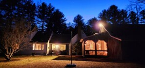 A house with a porch and a shed, both illuminated by lights. - Refined Berkshires Haven. Between Stockbridge & Lenox. Nature, Arts & Wellness (Stockbridge)