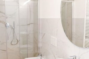 Shower, hair dryer, bidet, towels - Bellagio Dreams, Appartamento di Lusso (Bellagio)