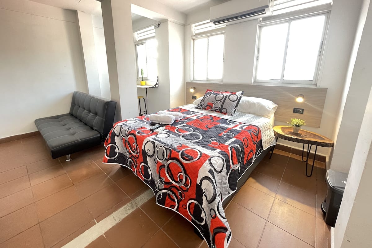 Habitación Deluxe | 1 habitación, tabla de planchar con plancha, wifi gratis y ropa de cama