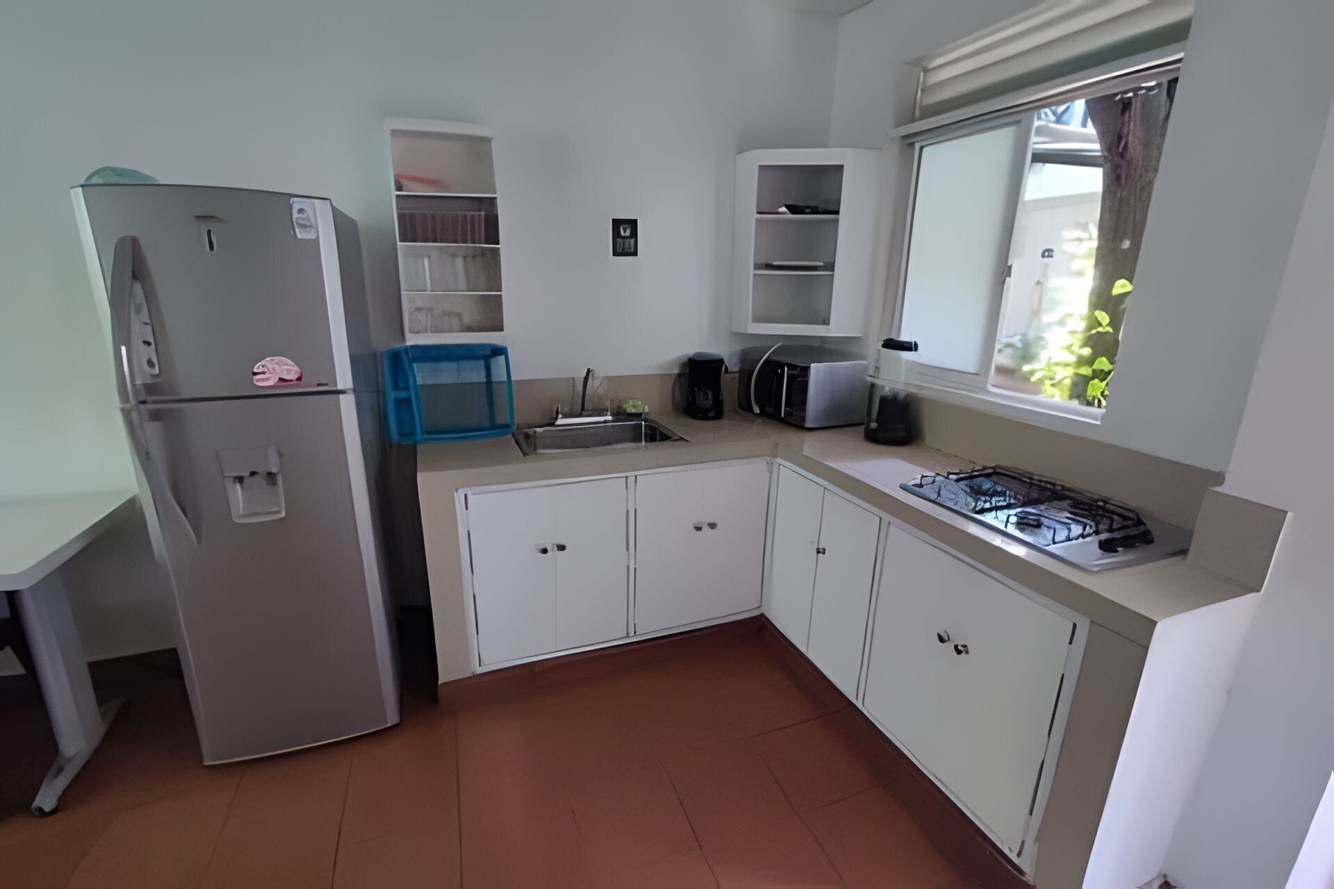Deluxe appartement | Privékeuken | Een koelkast, een koffiemolen