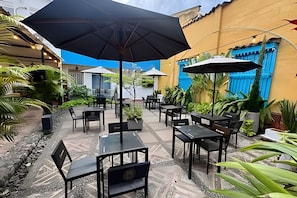 Outdoor dining - Our Home San Antonio (Cali)