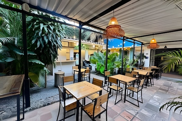 Outdoor dining - Our Home San Antonio (Cali)