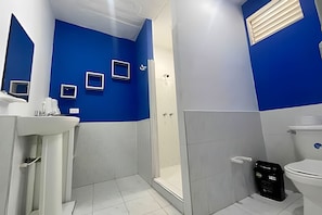 Junior Apartment | Bathroom | Towels, soap, shampoo, toilet paper - Our Home San Antonio (Cali)