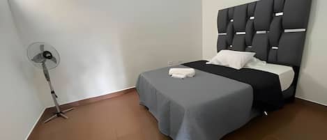 1 habitación, tabla de planchar con plancha, wifi gratis y ropa de cama