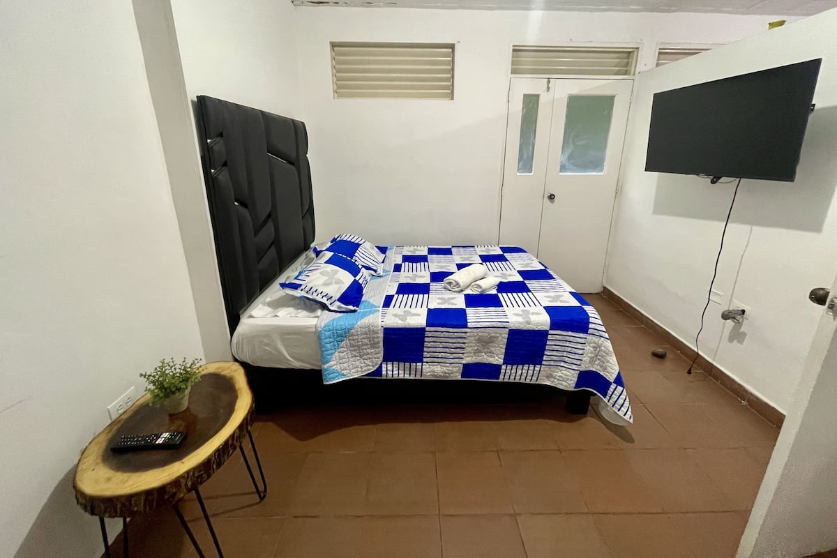 Departamento básico | 1 habitación, tabla de planchar con plancha, wifi gratis y ropa de cama